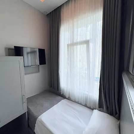 Crowned Boutique 2*